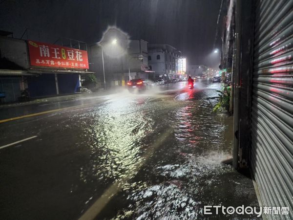 ▲▼       受到颱風外圍環流影響，台東富岡漁港沿岸掀起大浪      。（圖／記者楊漢聲翻攝）