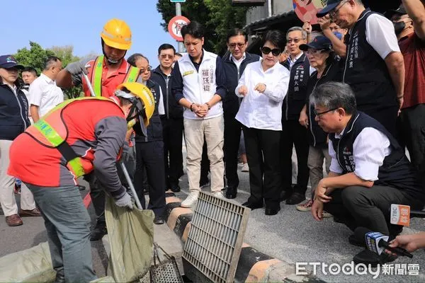 ▲上次豪大雨水淹小腿肚，盧秀燕視察中區警告：山陀兒雨勢可能很驚人。（圖／記者游瓊華攝）