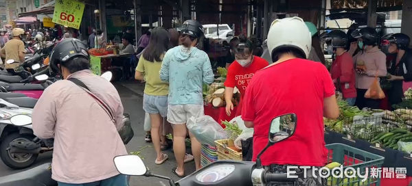 ▲山陀兒颱風來襲，台南地區多處市場人滿為患，不少婆婆媽媽擔心颱風來，一早就趕到市場搶買各項民生物資，尤其是菜價聞颱一片漲聲。（圖／記者林東良翻攝，下同）