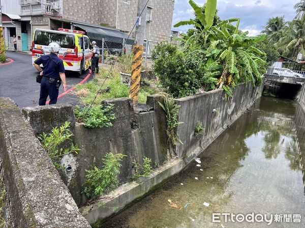 ▲李姓男子為了撿拾鏈鋸，不慎摔進大排。（圖／記者吳世龍翻攝）