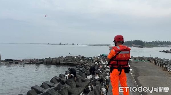 ▲▼強颱山陀兒來襲，海巡署中部分署力勸50人遠離海岸。（圖／海巡署中部分署提供，下同）