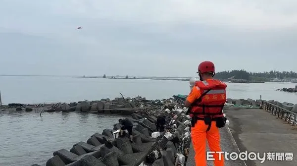 ▲▼強颱山陀兒來襲，海巡署中部分署力勸50人遠離海岸。（圖／海巡署中部分署提供，下同）