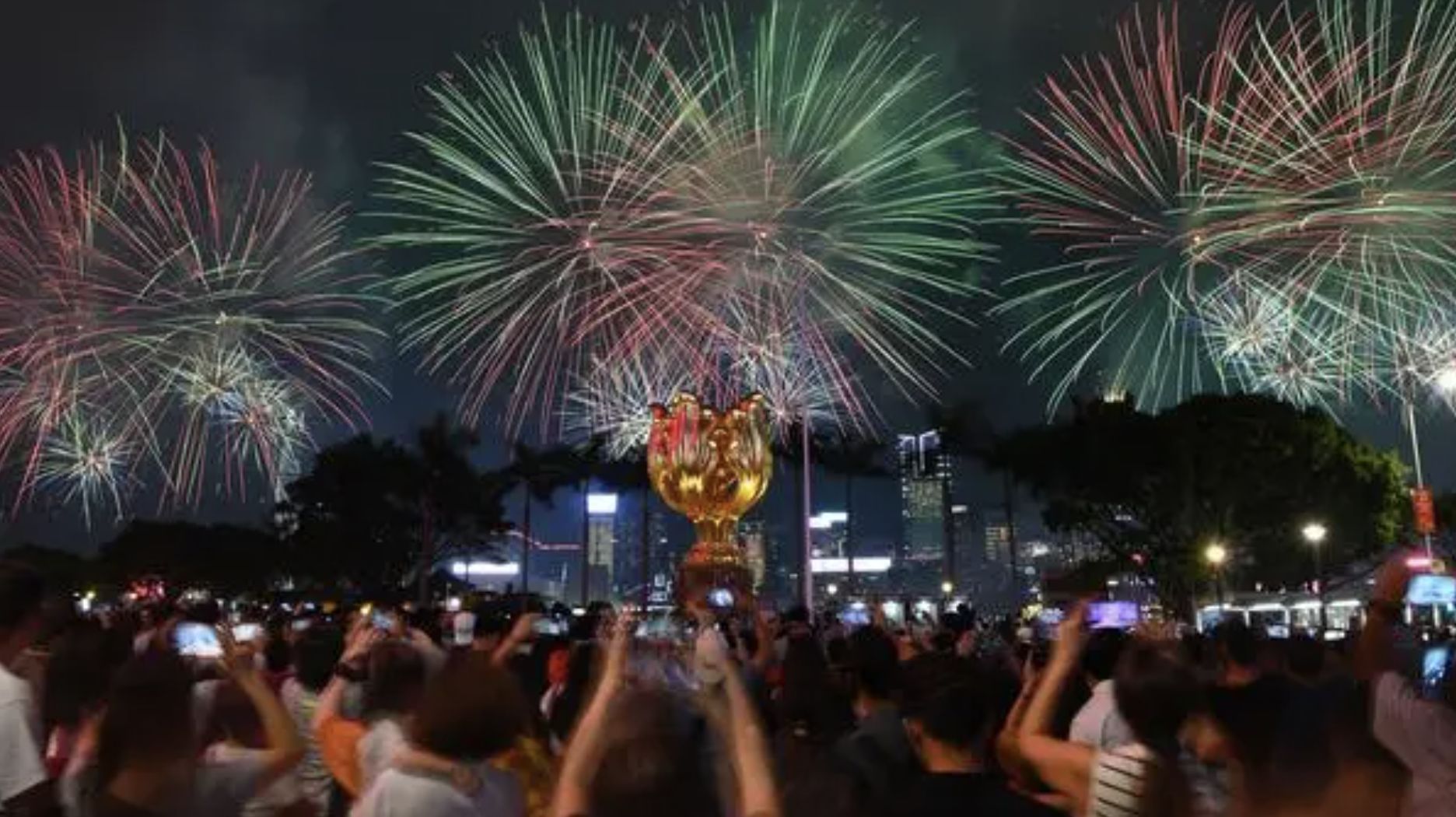 ▲香港維多利亞港施放23分鐘煙火，慶祝大陸建政75週年。（圖／翻攝新華社）