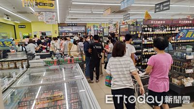 強颱還沒到「囤糧先滅團」!他4小時全吃光 萬人笑:叫你囤不是吞