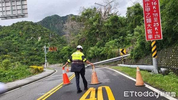 ▲電線桿倒塌，警方與台電聯手排除。（圖／記者楊漢聲翻攝）