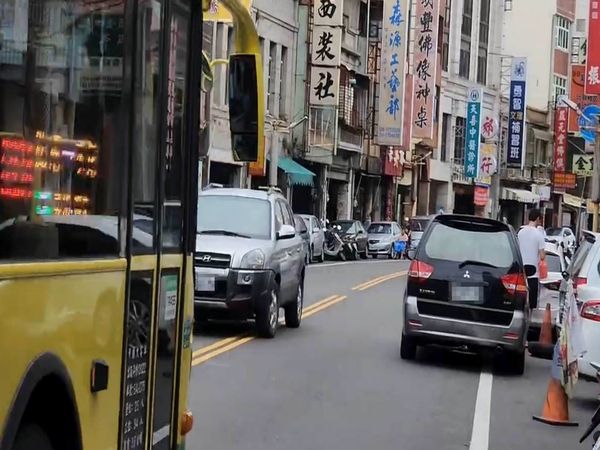 ▲彰化鹿港鎮中山路車輛併排違停嚴重。（圖／民眾提供）