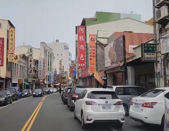 ▲彰化鹿港鎮中山路車輛併排違停嚴重。（圖／民眾提供）