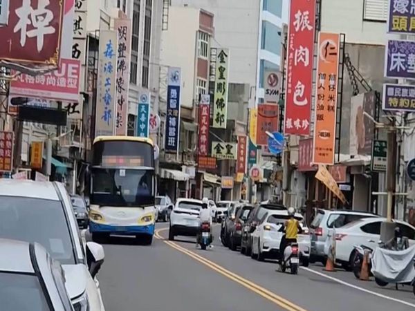 ▲彰化鹿港鎮中山路車輛併排違停嚴重。（圖／民眾提供）