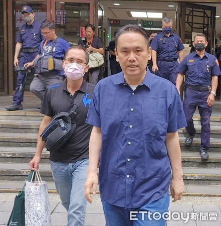 ▲▼台北市議會國民黨三連霸議員陳重文，1日被提訊到台北地院開完庭，獲准交保800萬元，結束為期195天的羈押禁見。（圖／記者黃哲民攝）