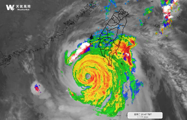 「天氣風險」預估颱風登陸的時間延後到週三（2日）深夜。（圖／天氣風險臉書）