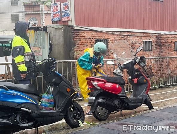 ▲▼終於在街道旁停車格發現江婦機車，交由她騎回。（圖／中壢警分局提供）