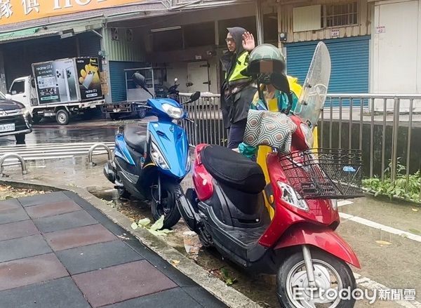 ▲▼終於在街道旁停車格發現江婦機車，交由她騎回。（圖／中壢警分局提供）