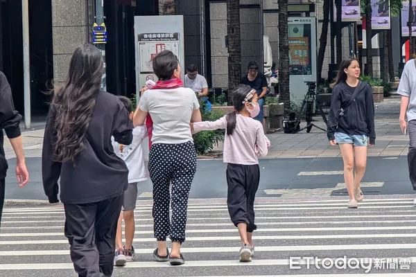 ▲全台因山陀兒颱風影響放假一天，台北天氣晴朗，市民趁機出門散步。（圖／記者林敬旻攝）