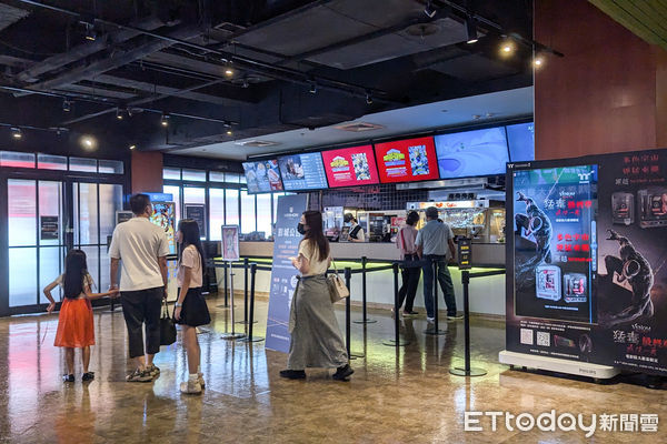 ▲全台因山陀兒颱風影響放假一天，台北天氣晴朗，市民趁機出門看電影。（圖／記者林敬旻攝）