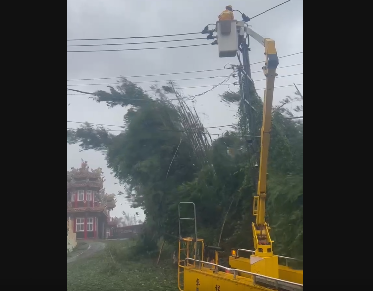 ▲台電屏東區處人員冒險搶修電力            。（圖／台電屏東區處提供）