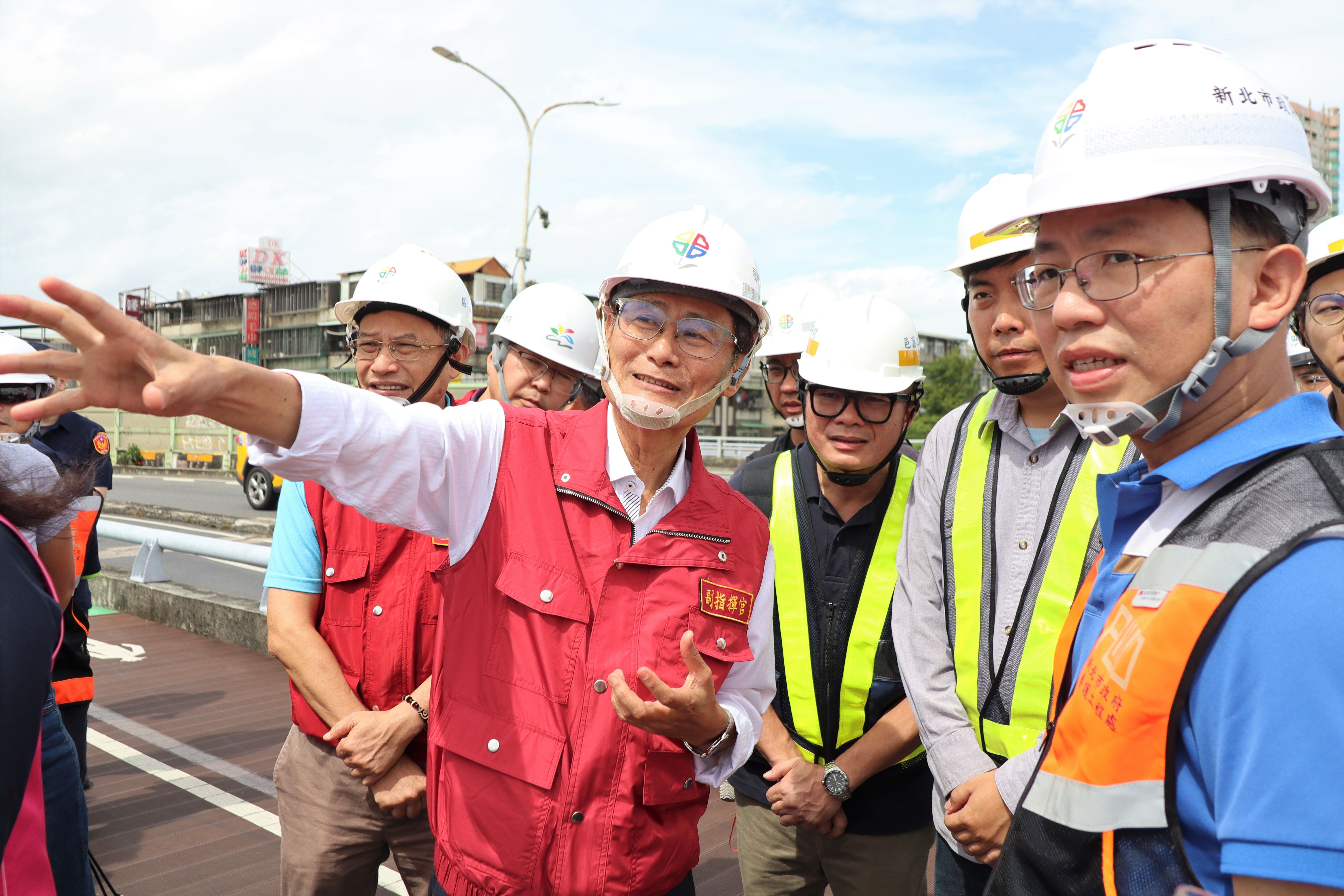 ▲新北市副市長陳純敬視察福和橋更換預力梁工程。（圖／新北市工務局提供）