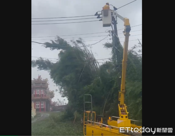 ▲台電屏東區處人員冒險搶修電力            。（圖／台電屏東區處提供）