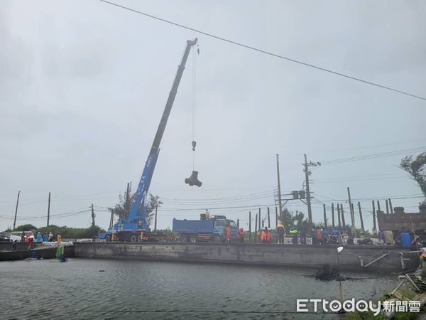 ▲搶修枋寮大庄海堤破堤             。（圖／記者陳崑福翻攝）