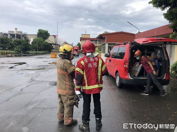 ▲台南市官田區一處工廠，2日上午發生儲槽氣體洩漏之工安事件，消防人員架設移動式射水砲作水霧防護，並通知中區毒化災應變中心及勞檢所派員查處。（圖／民眾提供，下同）