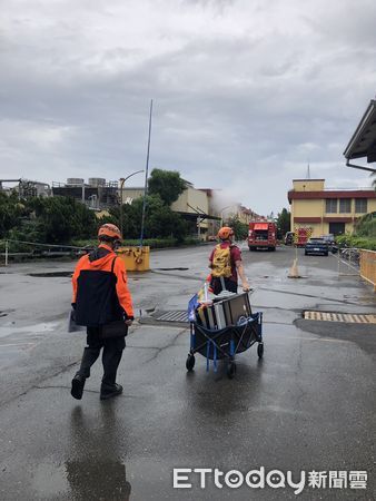 ▲台南市官田區一處工廠，2日上午發生儲槽氣體洩漏之工安事件，消防人員架設移動式射水砲作水霧防護，並通知中區毒化災應變中心及勞檢所派員查處。（圖／民眾提供，下同）