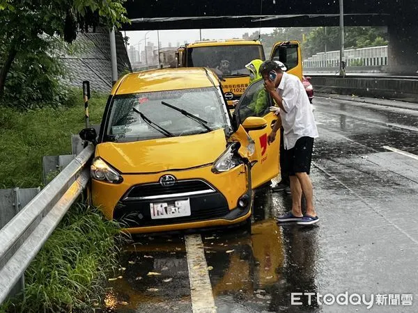 ▲國道一號鼎金路段發生計程車打滑，一名婦人受傷送醫            。（圖／記者吳奕靖翻攝）