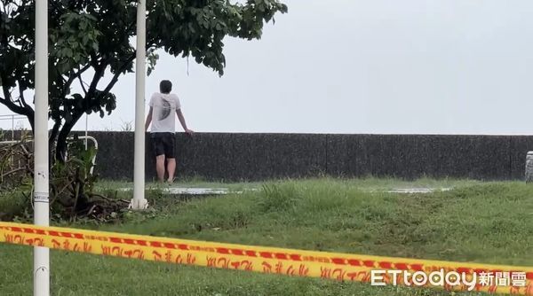 ▲▼ 山陀兒龜步逼近風雨漸強…高雄家長帶2童觀浪　警拉封鎖線。（圖／記者陳宏瑞攝）