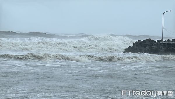 ▲▼ 山陀兒龜步逼近風雨漸強…高雄家長帶2童觀浪　警拉封鎖線。（圖／記者陳宏瑞攝）