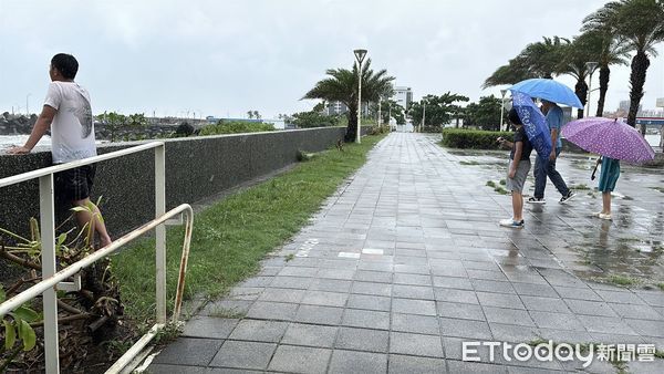 ▲▼ 山陀兒龜步逼近風雨漸強…高雄家長帶2童觀浪　警拉封鎖線。（圖／記者陳宏瑞攝）