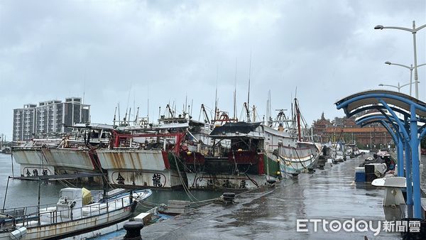 ▲▼ 山陀兒龜步逼近風雨漸強…高雄家長帶2童觀浪　警拉封鎖線。（圖／記者陳宏瑞攝）