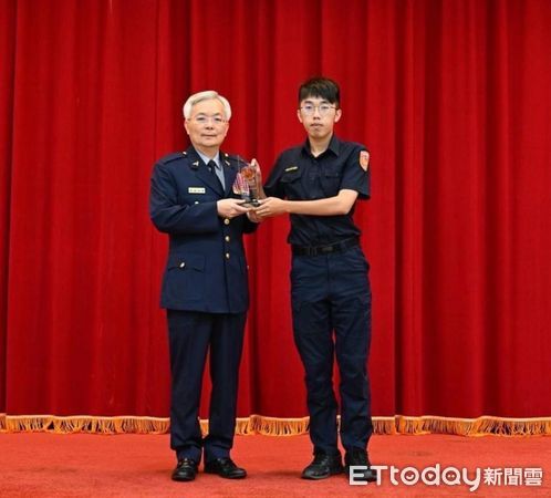 ▲雲林縣北港分局警員蔡承哲，勇猛從精神患者手中奪下歷任，並協助送醫，獲頒「好人好事楷模」。（圖／記者蔡佩旻攝）