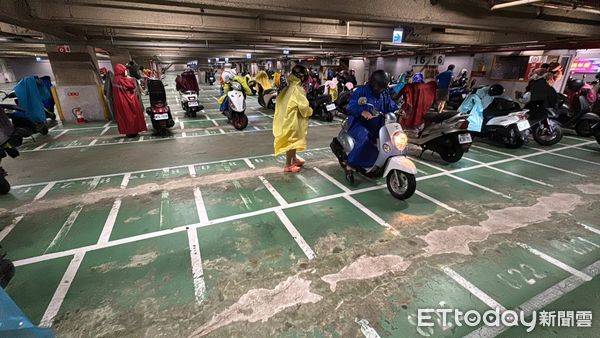 ▲▼夢時代機車停車場10點58分狀況。（圖／記者吳世龍攝）