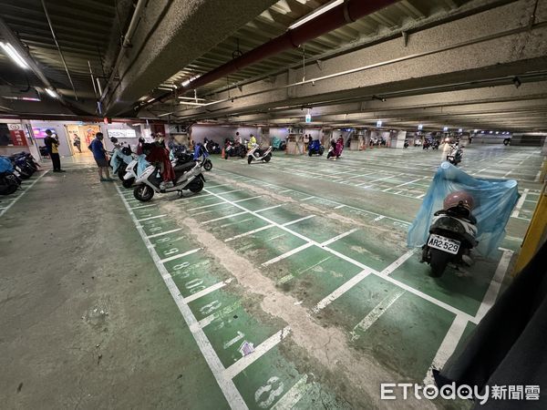 ▲▼夢時代機車停車場10點58分狀況。（圖／記者吳世龍攝）