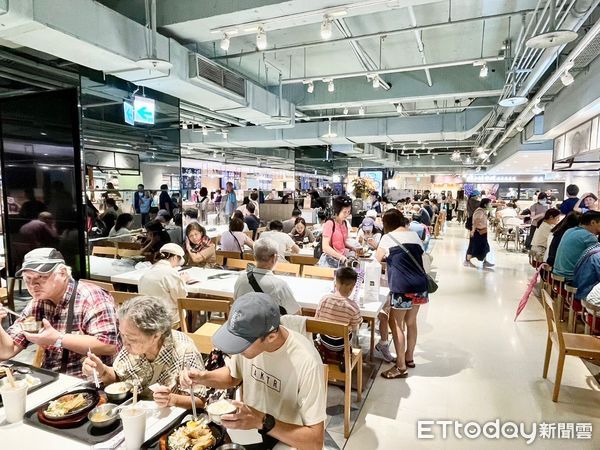 ▲山陀兒颱風北北基首日颱風假天氣穩定，百貨美食街現人潮。（圖／網友提供）