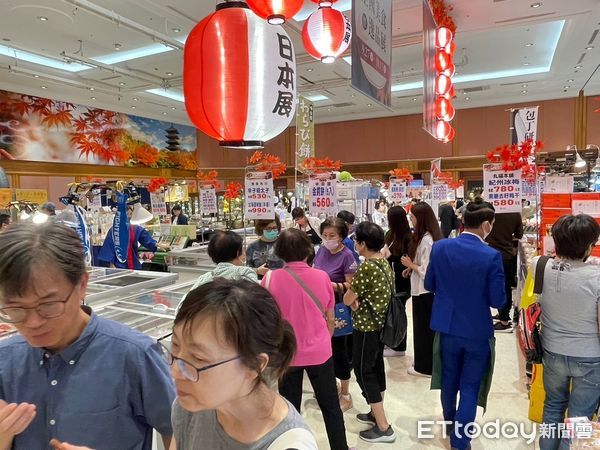 ▲山陀兒颱風北北基首日颱風假天氣穩定，百貨美食街現人潮。（圖／網友提供）