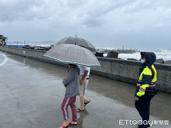 ▲▼高雄觀浪民眾。（圖／記者陳宏瑞翻攝）