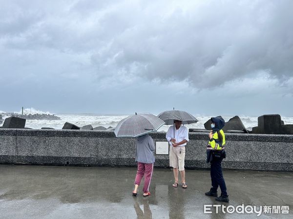 ▲▼高雄觀浪民眾。（圖／記者陳宏瑞翻攝）