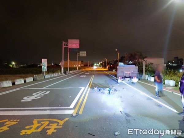 ▲苑裡鎮颱風夜發生貨車跟電動車碰撞事故，疑搶快的電動車幾斷成兩截，騎車少年幸運輕傷。（圖／記者楊永盛翻攝）