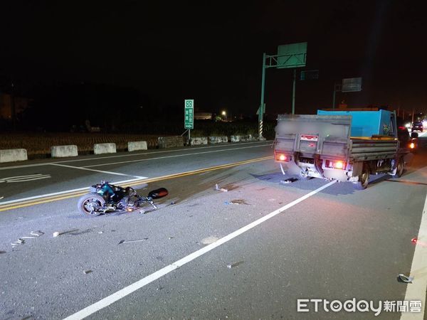 ▲苑裡鎮颱風夜發生貨車跟電動車碰撞事故，疑搶快的電動車幾斷成兩截，騎車少年幸運輕傷。（圖／記者楊永盛翻攝）