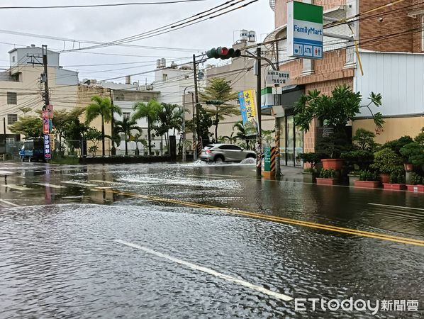 ▲▼屏東東港山陀兒加上大潮，出現海水倒灌、水淹馬路。（圖／記者陳崑福翻攝）