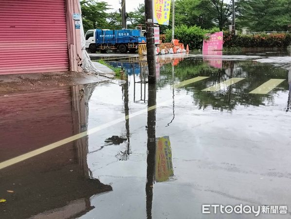 ▲▼屏東東港山陀兒加上大潮，出現海水倒灌、水淹馬路。（圖／記者陳崑福翻攝）