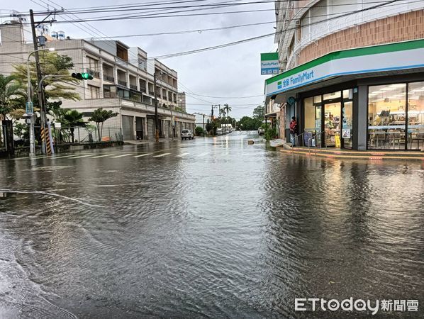 ▲▼屏東東港山陀兒加上大潮，出現海水倒灌、水淹馬路。（圖／記者陳崑福翻攝）