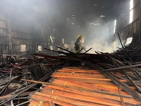 ▲▼奪命現場曝！台中3死火警內部「燒光」　600坪廠區一片焦黑。（圖／翻攝Facebook／台中市義勇消防特搜大隊西屯分隊）