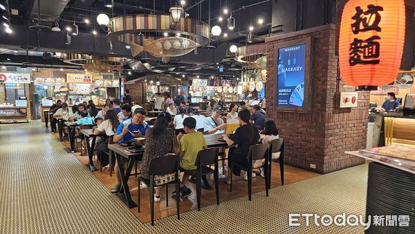 ▲▼ 新北市颱風假戶外路樹被強風吹到搖晃,威秀影城秀泰影城人潮,板橋大遠百美食街人潮,板橋下午出現陣雨。（圖／記者呂佳賢攝）