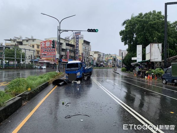 ▲屏東市民生東路發生自小貨車自撞分隔島事故            。（圖／記者陳崑福翻攝）