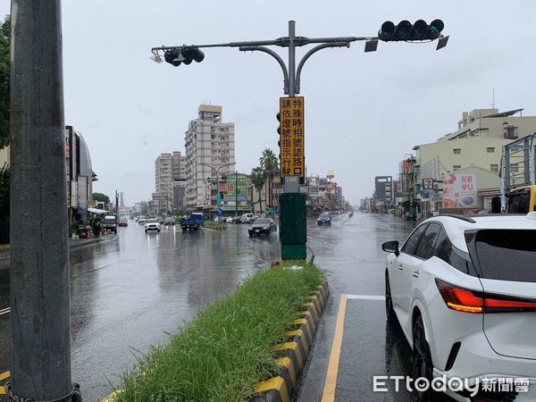 ▲屏東市民生東路發生自小貨車自撞分隔島事故            。（圖／記者陳崑福翻攝）