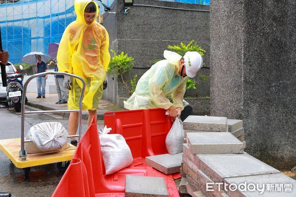 ▲基隆各區因應嚴防災害 謝國樑：配發新型擋水板。（圖／記者郭世賢翻攝）