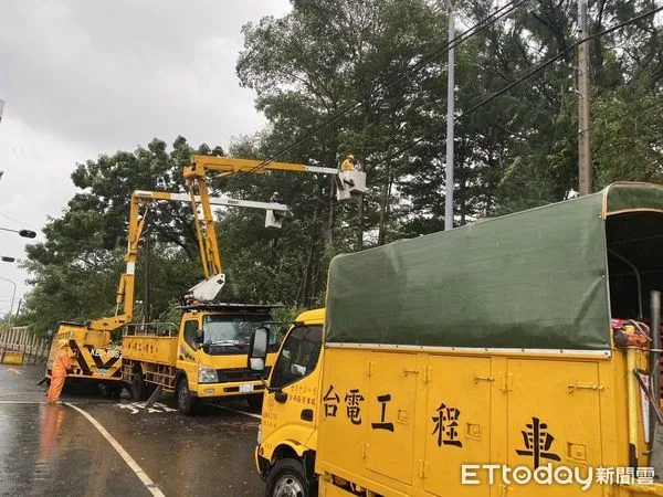 ▲中颱山陀兒逼近台灣，2日至3日各地風力逐漸增強，台電台南區處已成立「緊急應變小組」，並備妥人力機具戒備待命，以因應颱風可能帶來危害。（圖／記者林東良翻攝，下同）