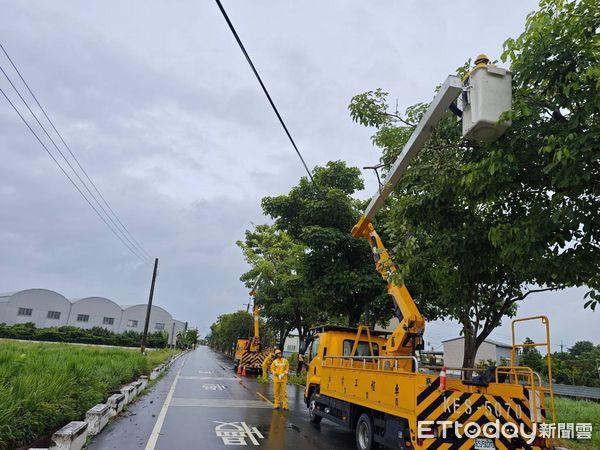 ▲中颱山陀兒逼近台灣，2日至3日各地風力逐漸增強，台電台南區處已成立「緊急應變小組」，並備妥人力機具戒備待命，以因應颱風可能帶來危害。（圖／記者林東良翻攝，下同）