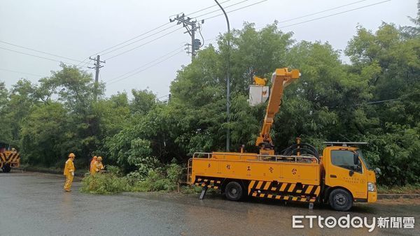 ▲中颱山陀兒逼近台灣，2日至3日各地風力逐漸增強，台電台南區處已成立「緊急應變小組」，並備妥人力機具戒備待命，以因應颱風可能帶來危害。（圖／記者林東良翻攝，下同）