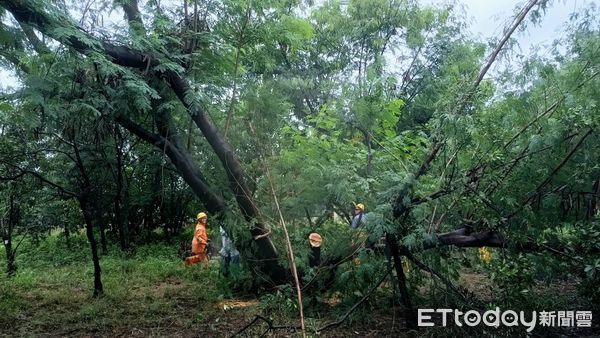 ▲中颱山陀兒逼近台灣，2日至3日各地風力逐漸增強，台電台南區處已成立「緊急應變小組」，並備妥人力機具戒備待命，以因應颱風可能帶來危害。（圖／記者林東良翻攝，下同）